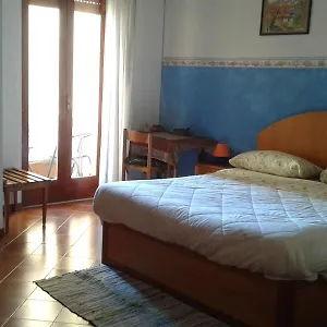 https://the-dolphins-guest-house.taorminaitalyhotels.com